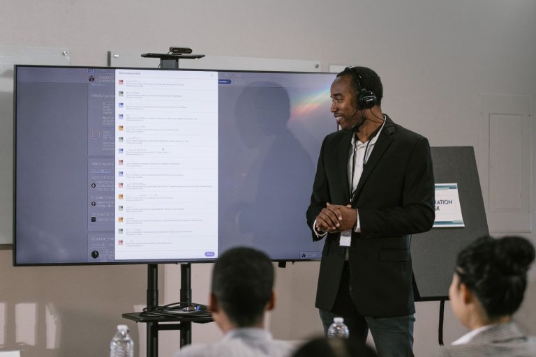 Présentation devant un écran lors d’un séminaire