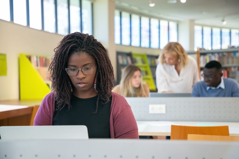 Professionnelle en formation sur ordinateur
